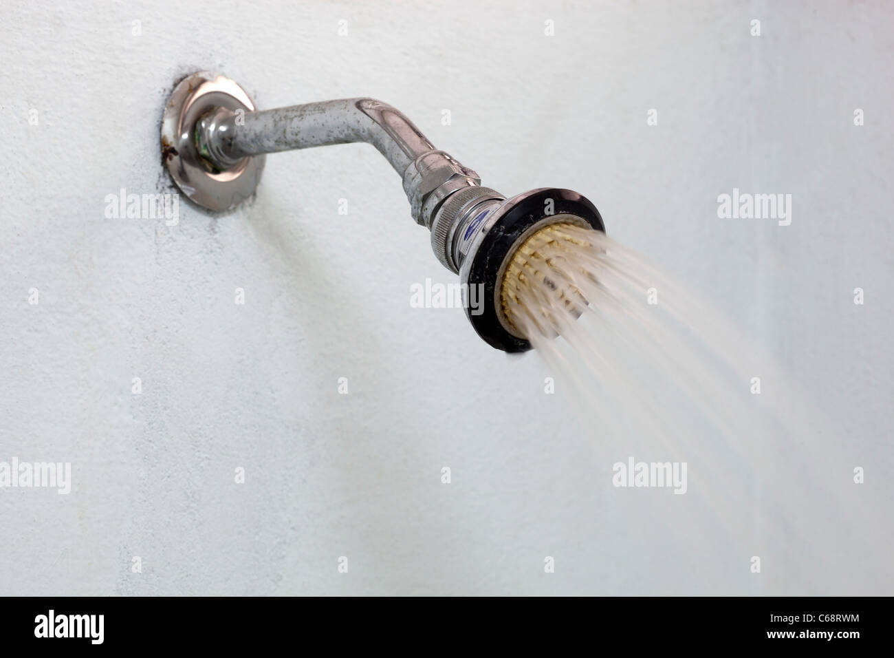Testa di doccia in hotel economici bagno Foto Stock
