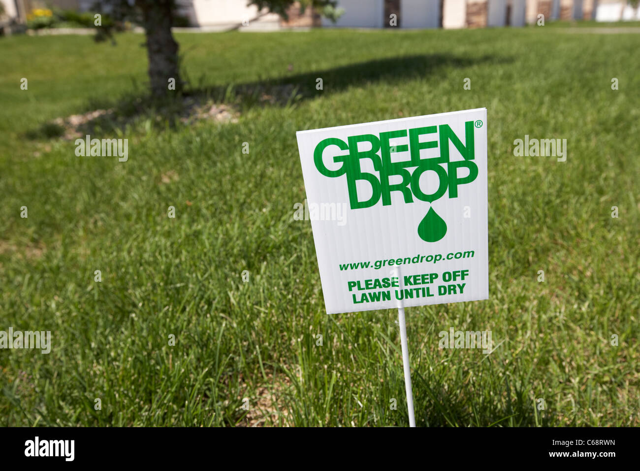 Goccia verde segno di mantenere spento il prato fino a secco su gestiti proprietà condominio Saskatoon Saskatchewan Canada Foto Stock