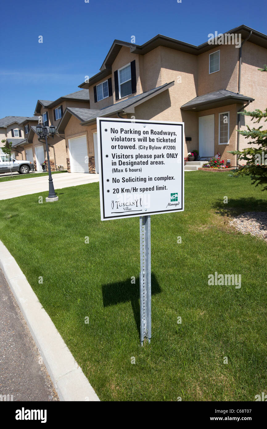 Regole di gestione cartello davanti a semi staccate le proprietà del condominio case di avviamento sulla proprietà gestita Saskatoon Foto Stock