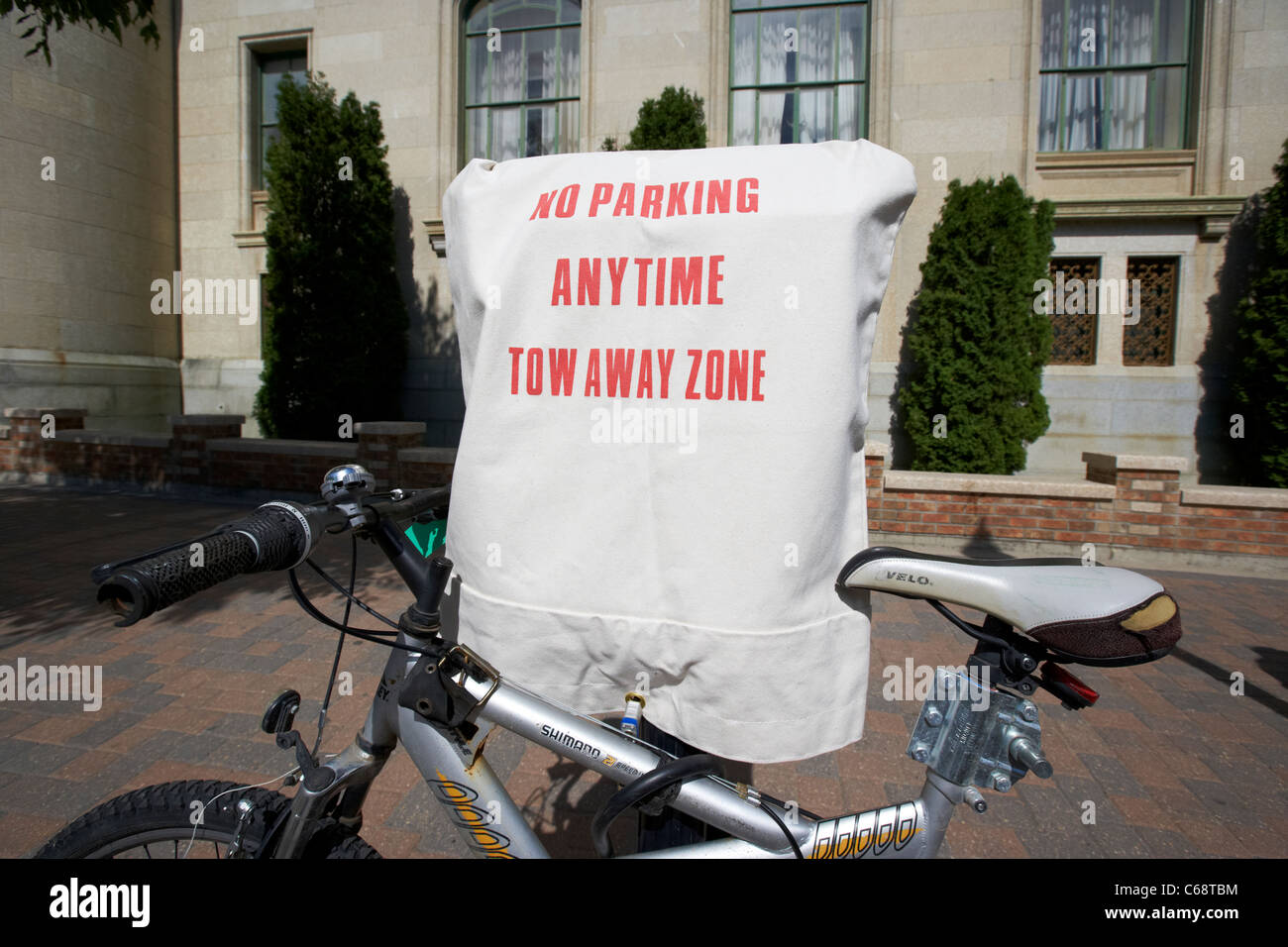 Bike bloccato a nessun parcheggio in qualsiasi momento trainare il segno di zona che copre in ordine i parchimetri Saskatoon Saskatchewan Canada Foto Stock