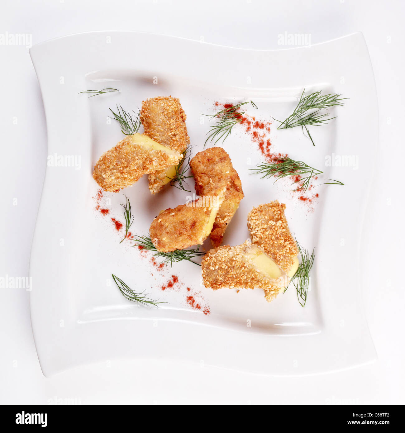 Bastoncini di formaggio fritto con sesamo isolato su bianco con il tracciato di ritaglio Foto Stock