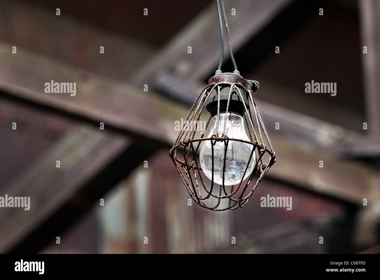 Dirty old lampadina nel fienile abbandonato Foto Stock