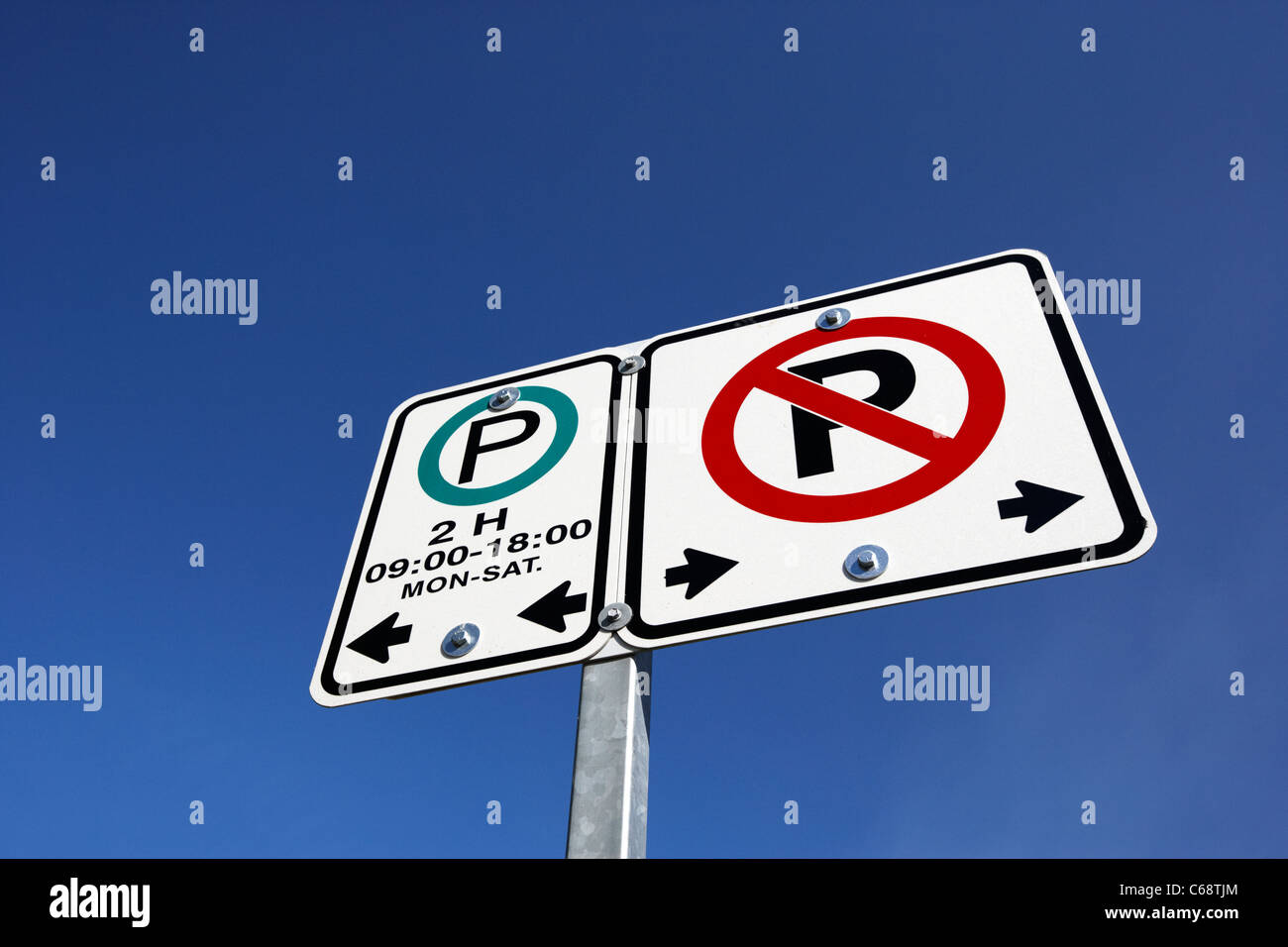 Nessun parcheggio Il parcheggio segni di restrizione cartelli contro il cielo blu Saskatoon Saskatchewan Canada Foto Stock