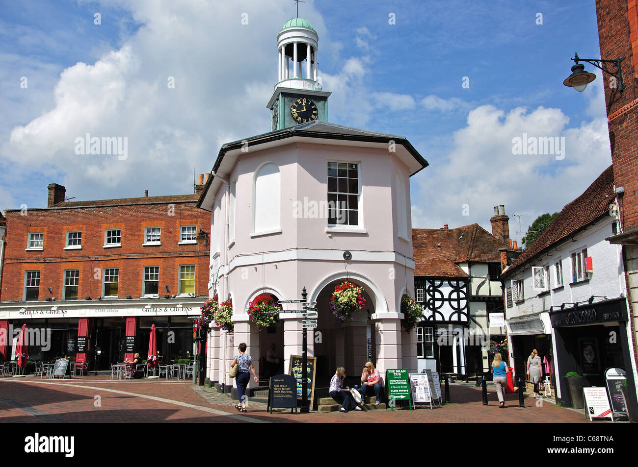 Il 'Pepperpot' Clock Tower, High Street, Godalming, Surrey, England, Regno Unito Foto Stock