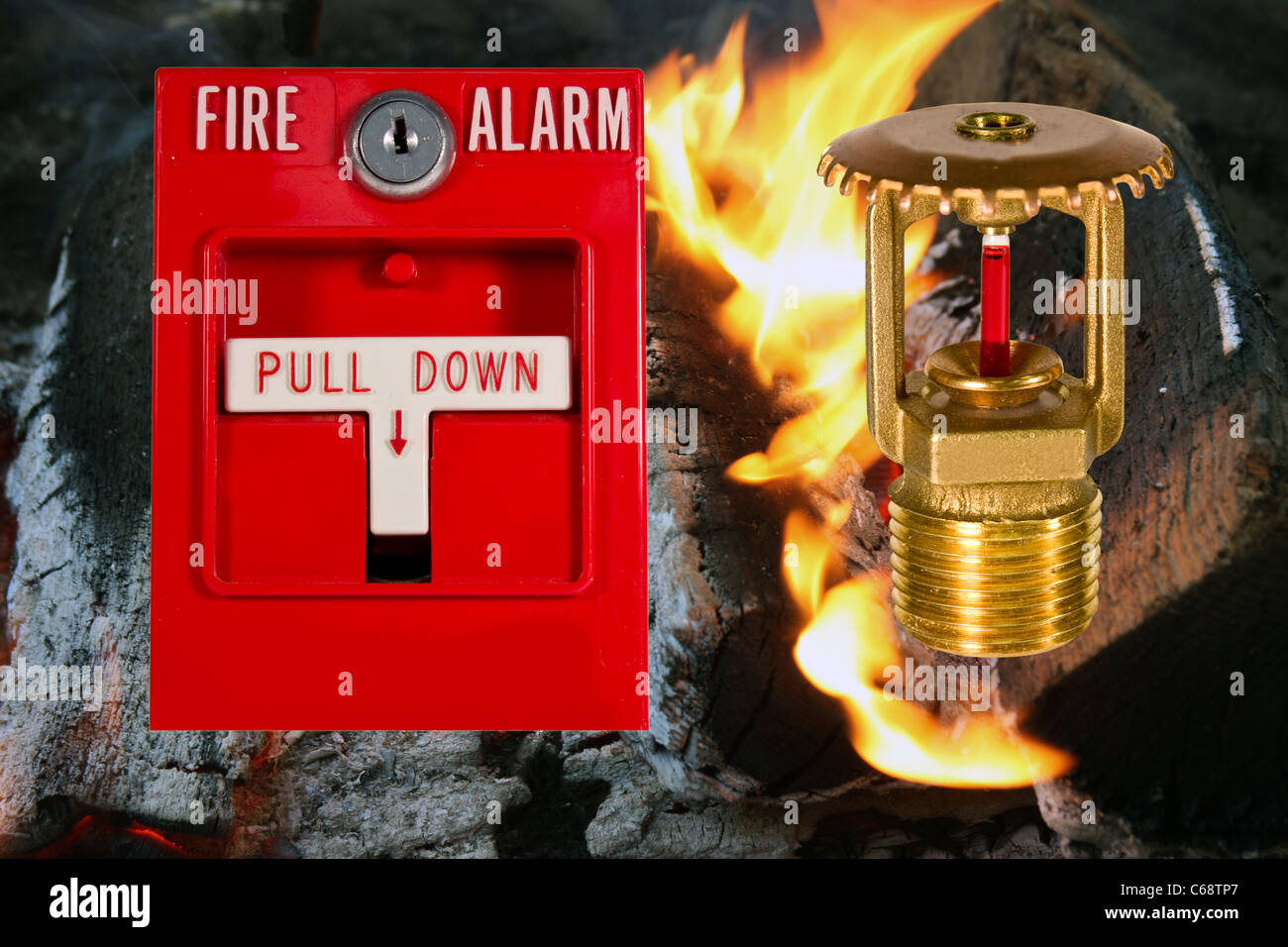 Allarme incendio pull station e valvola di sprinkler su un sfondo di fiamma Foto Stock