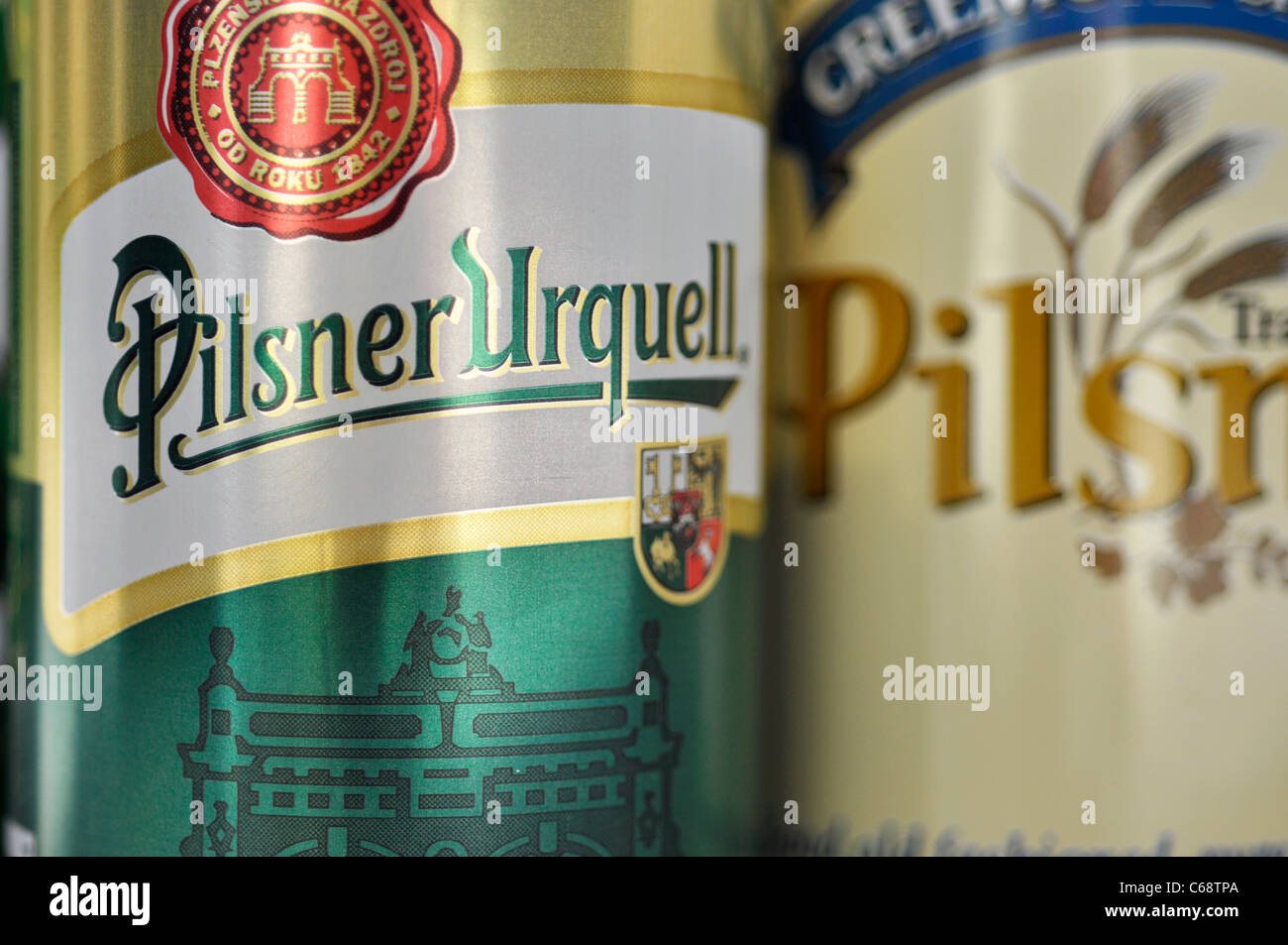 Lattine di birra Closeup, Pilsner Urquell Foto Stock