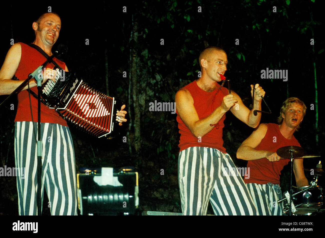 Il gruppo inglese il Chipolatas eseguire al Rainforest World Music Festival, Sarawak, Malesia nel 2003 Foto Stock