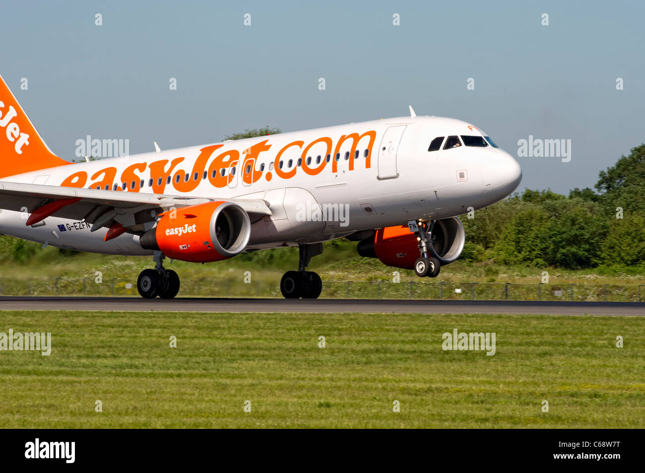 EasyJet aerei di atterraggio all'Aeroporto di Manchester in Inghilterra Foto Stock