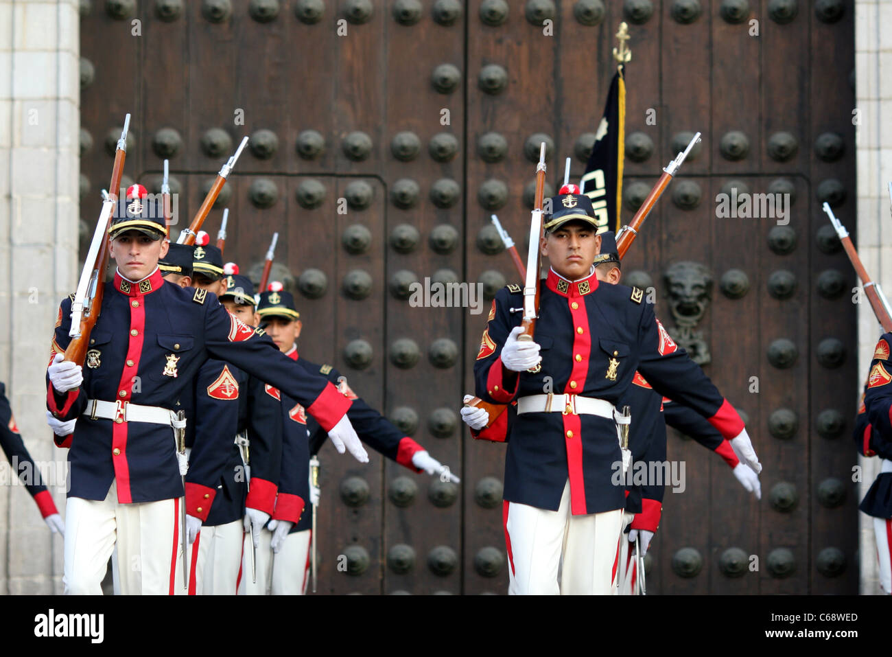 Presidente guardie del eseguire esercizi divertenti di fronte alla Basalica Catedral nella Plaza de Armas. Foto Stock