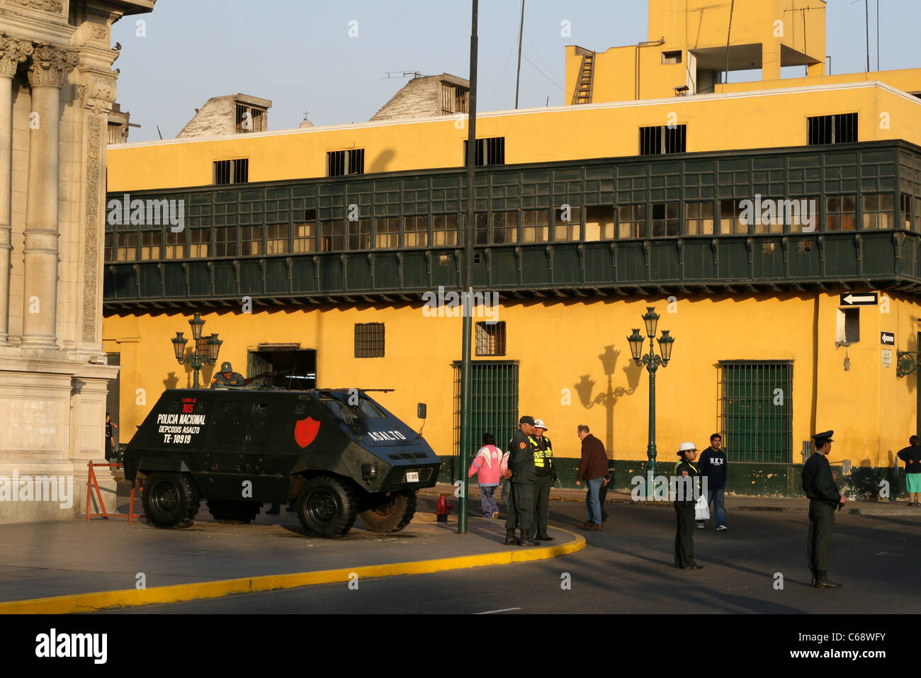 Poliziotti di guardia al di fuori della Casa de Gobierno nella Plaza de Armas. Lima, Perù, Sud America Foto Stock