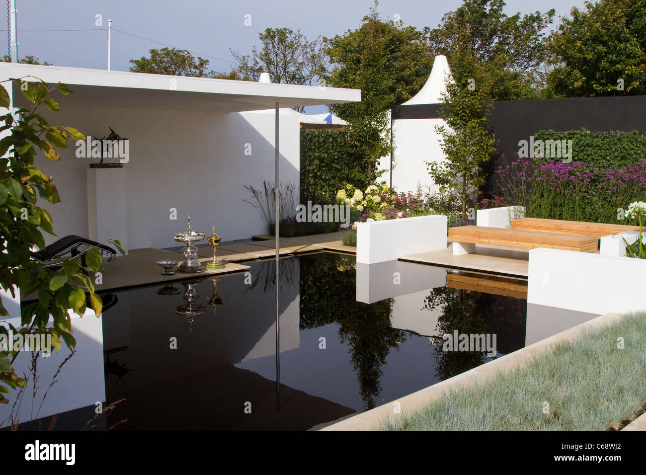 Hard paesaggistica in moderno show Garden con piscina patio, posti a sedere e ombra; Triple Medal Winner al 28th Southport Flower Show Showground Victoria Park, 2011 Southport, Merseyside, Regno Unito Foto Stock