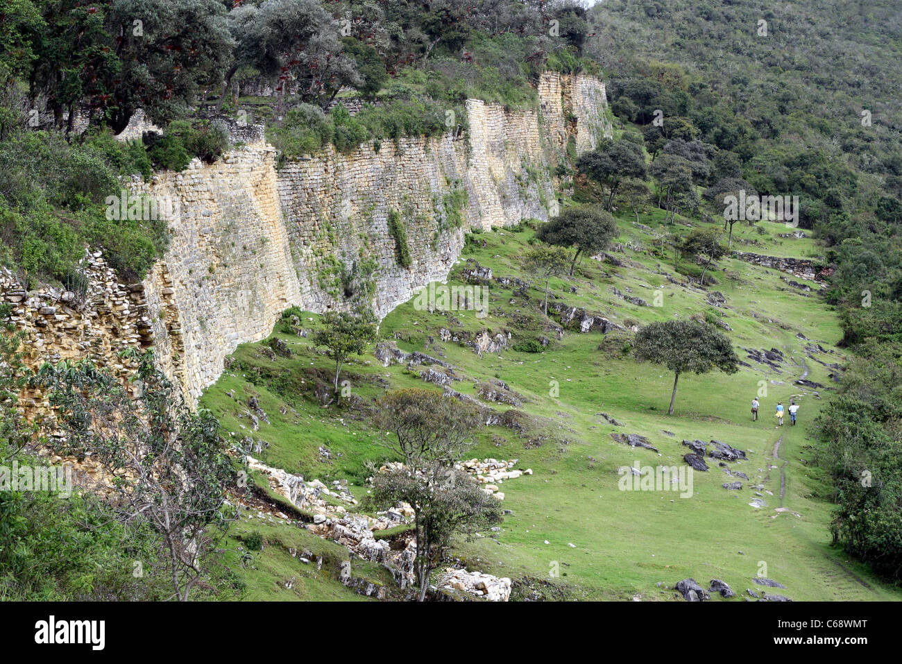 Fuori le mura della fortezza di pietra calcarea. Kuelap, Amazonas, Perù, Sud America Foto Stock