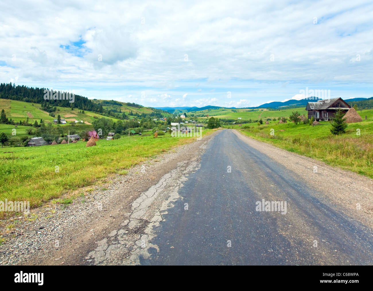 In estate il villaggio di montagna e strade di campagna (Carpazi, Ucraina) Foto Stock