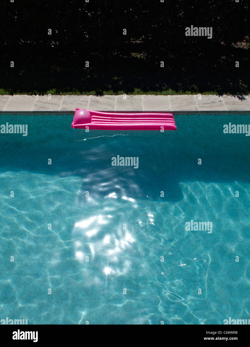 Lilo rosa sulla piscina soleggiata, Cote de Azure, Francia Foto Stock