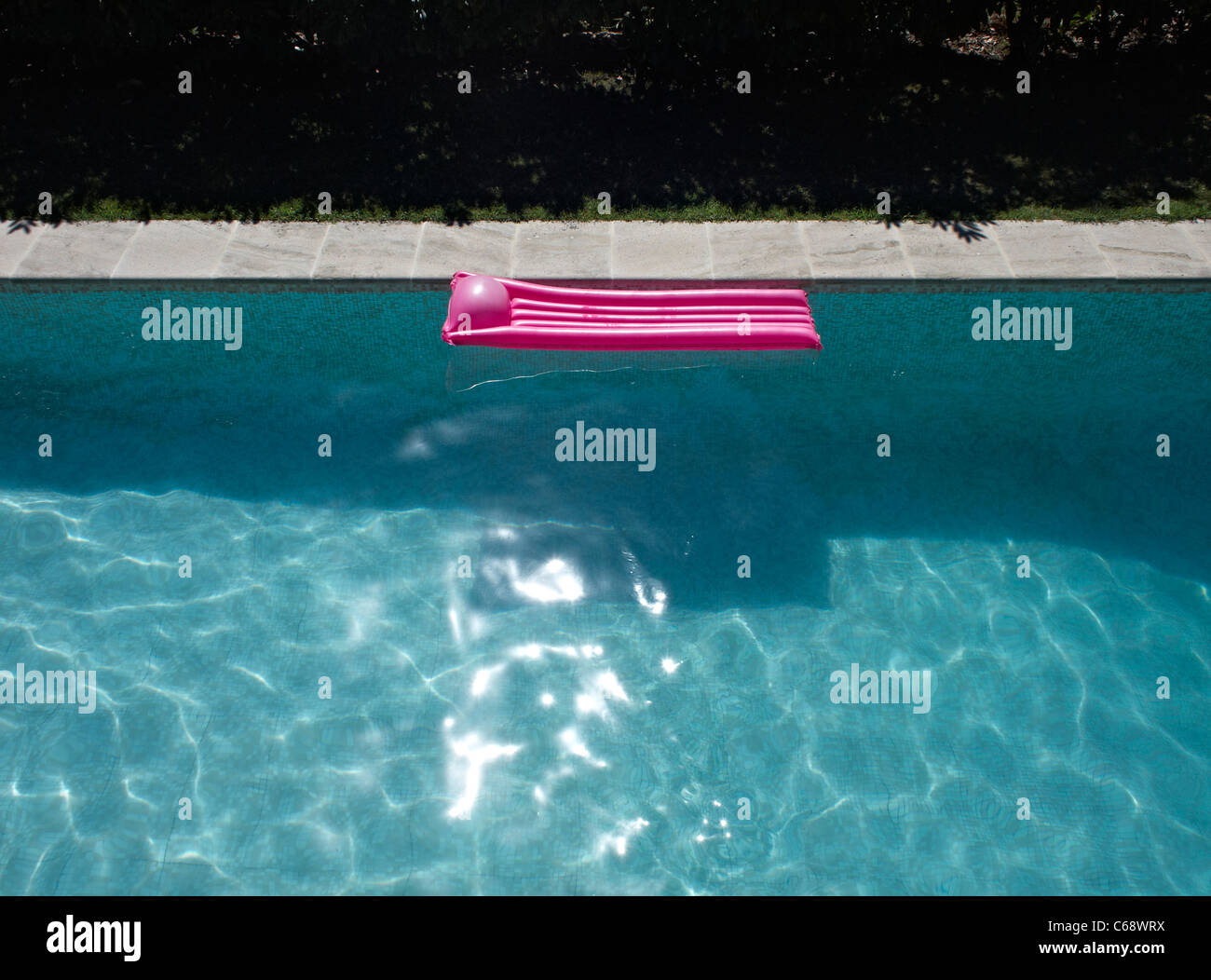 Lilo rosa sulla piscina soleggiata, Cote de Azure, Francia Foto Stock