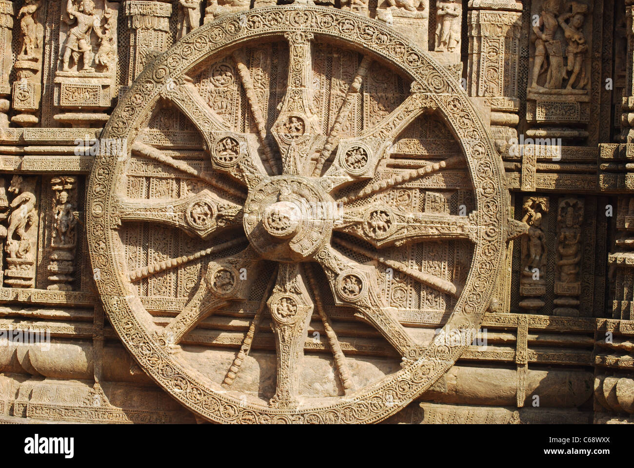 Scolpiti nella pietra ruota di carro, close up - Konark Sun Temple, Orissa India. Patrimonio mondiale dell UNESCO Foto Stock