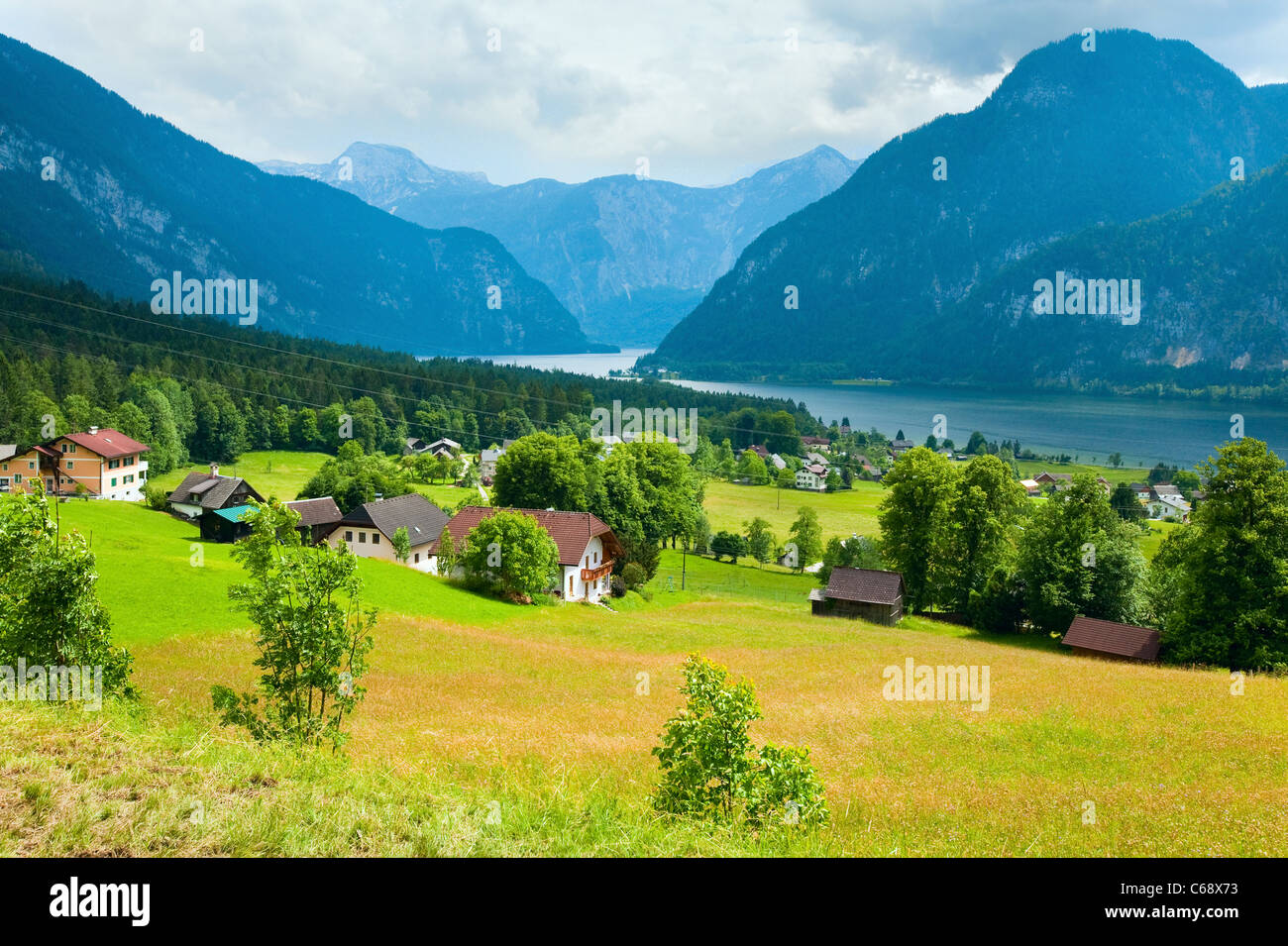 Bella estate lago alpino Hallstatter vedere vista (Austria) Foto Stock