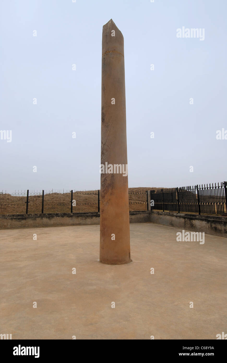 Il III secolo A.C. pilastro di Ashoka, Fort Allahabad, Uttar Pradesh, India. Foto Stock