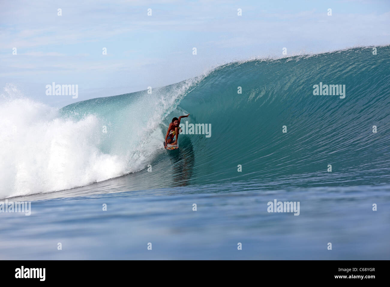 Navigare nel tubo su una onda perfetta a Sumatra, Indonesia Foto Stock