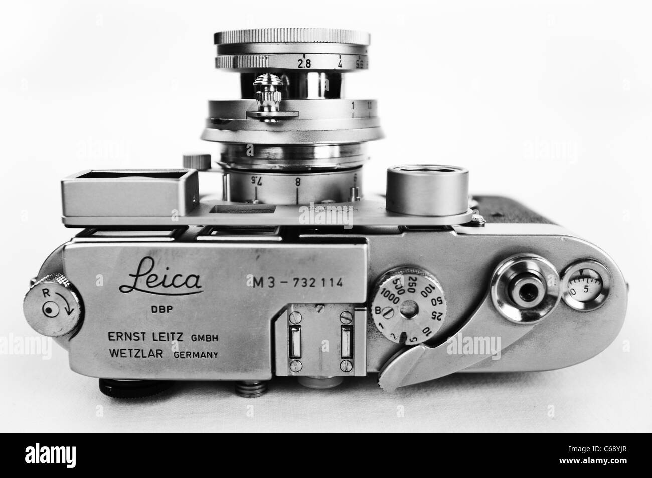 Leica Leitz fabbricate in Germania M3 Rangefinder RF pellicola classica fotocamera con 50mm Elmar lente e Sooky Close Up dispositivo/ sfondo bianco Foto Stock