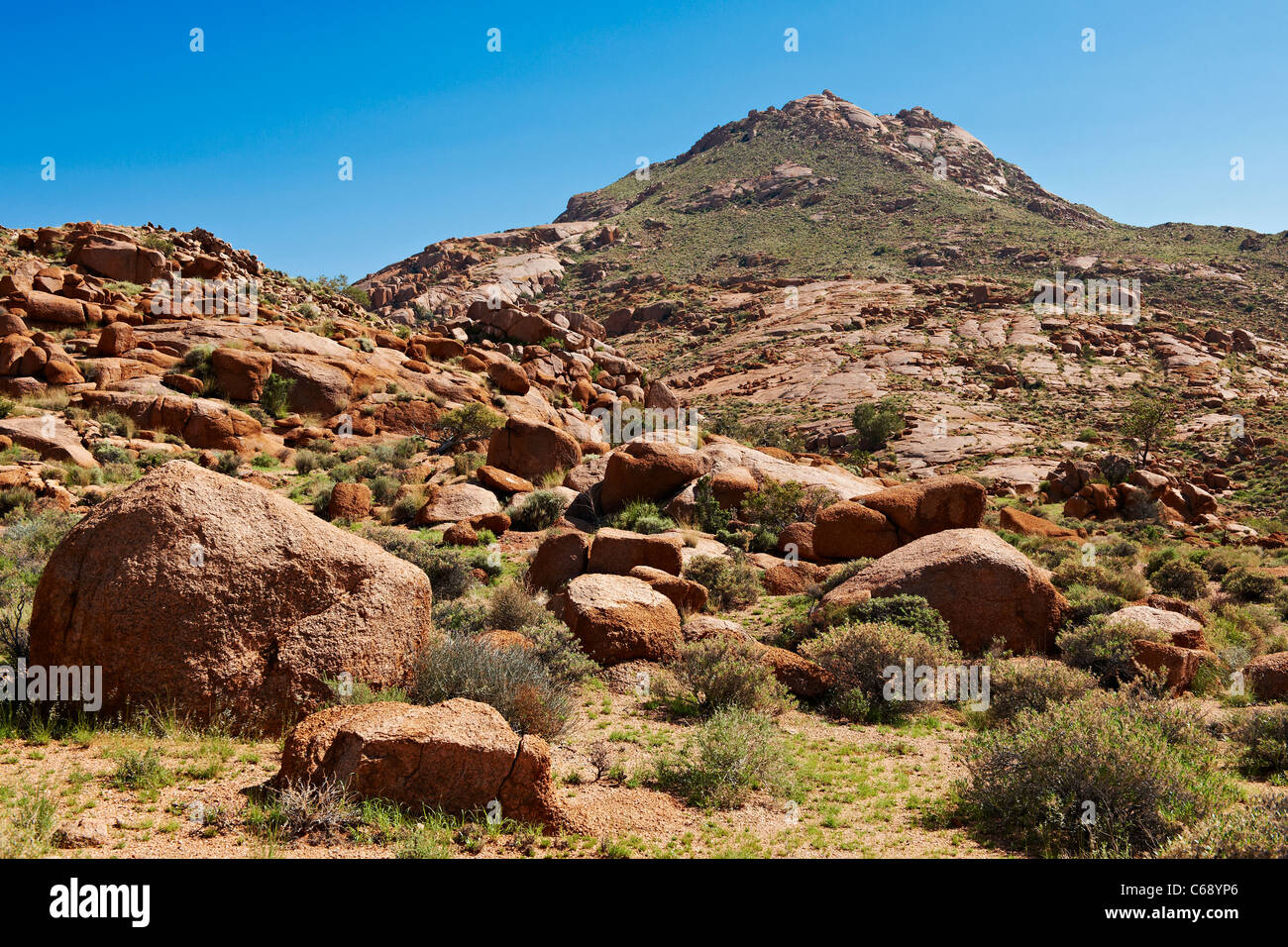 Paesaggio con montagne, rocce e verde valle presso l'azienda Namtib, Namibia, Africa Foto Stock