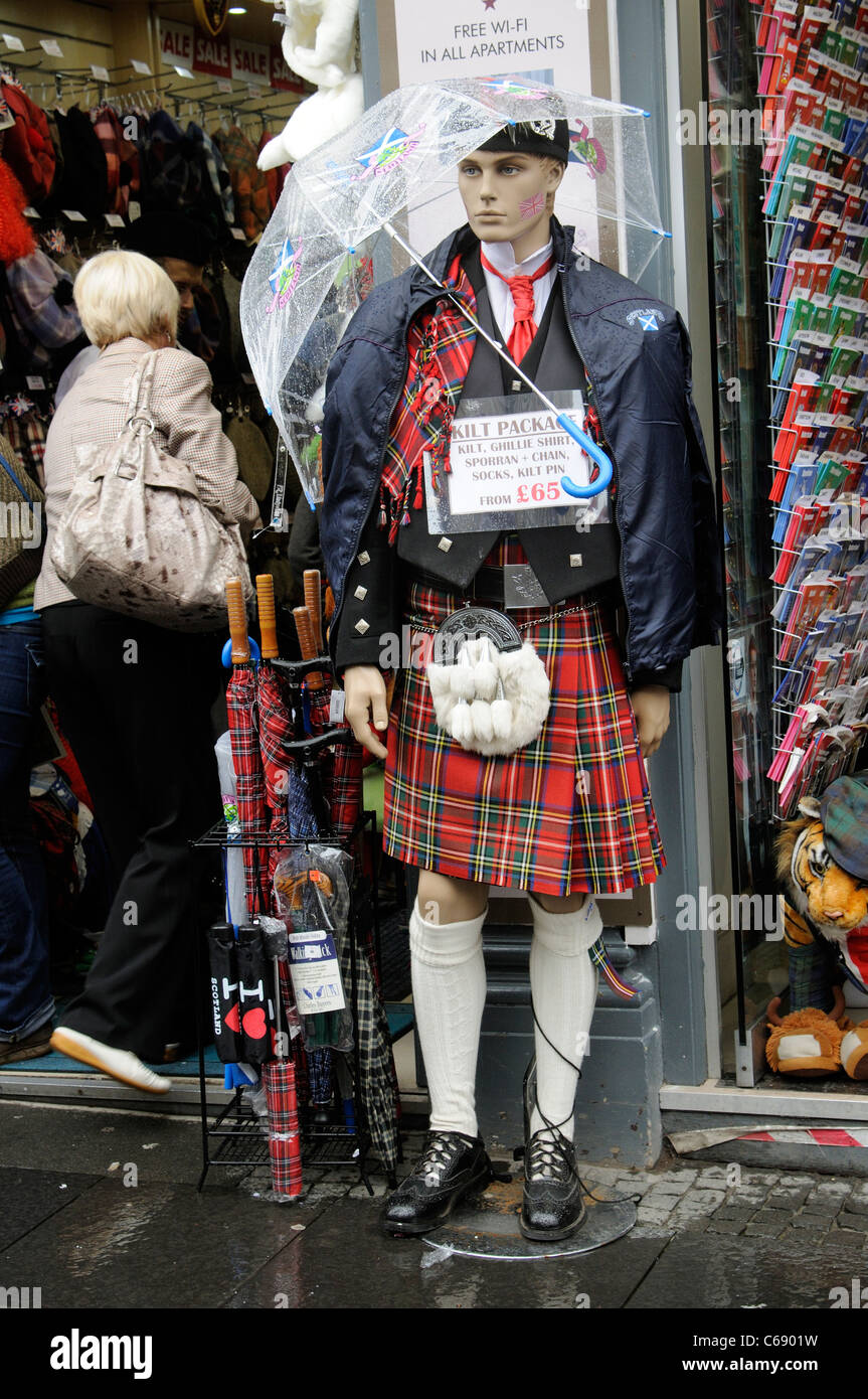 Vedere attraverso ombrello proteggere un negozio manichino vestito nel tradizionale scozzese menswear durante la pioggia. Edinburgh Scotland Regno Unito Foto Stock