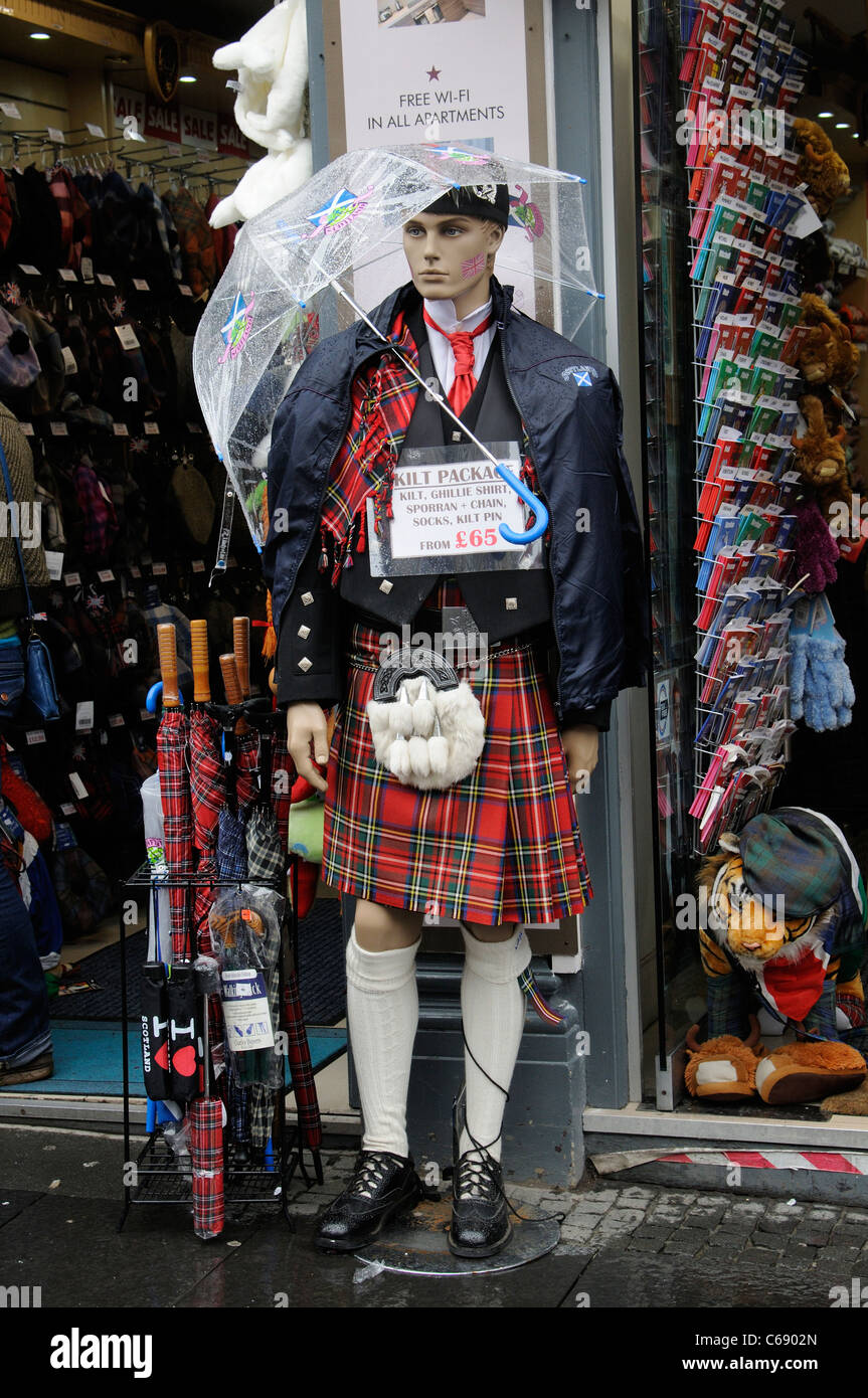 Vedere attraverso ombrello proteggere un negozio manichino vestito nel tradizionale scozzese menswear durante la pioggia. Edinburgh Scotland Regno Unito Foto Stock