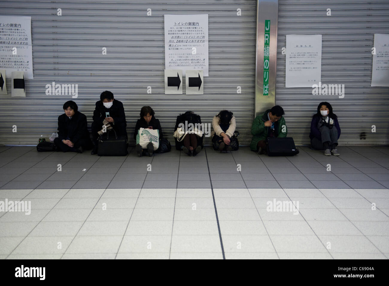 Persone elica nella stazione di Shinagawa. shinagawa, Tokyo, 11 marzo 2011, a seguito di un grave terremoto nel nord-est del Giappone Foto Stock