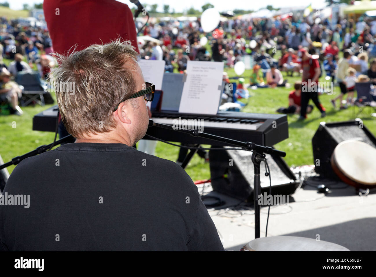 Musicista batterista cantante sul palcoscenico a summer festival all'aperto Saskatoon Saskatchewan Canada Foto Stock
