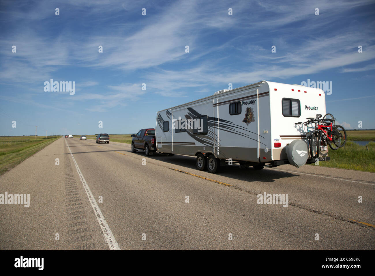 Carrello di traino caravan rv su autostrada attraverso la terra dei viventi skies saskatchewan canada Foto Stock