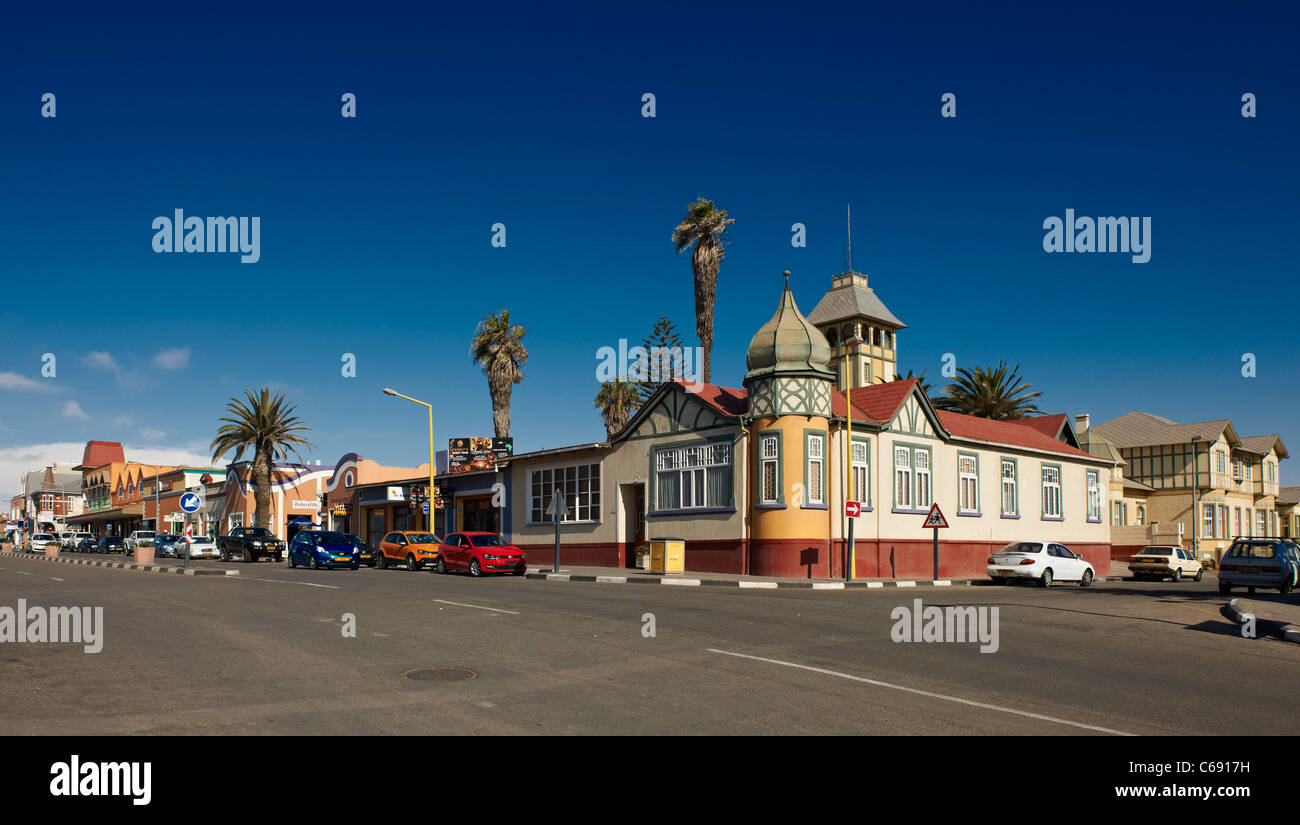 Variopinto edificio storico dal tedesco periodo coloniale alla strada principale, Swakopmund, Namibia, Africa Foto Stock