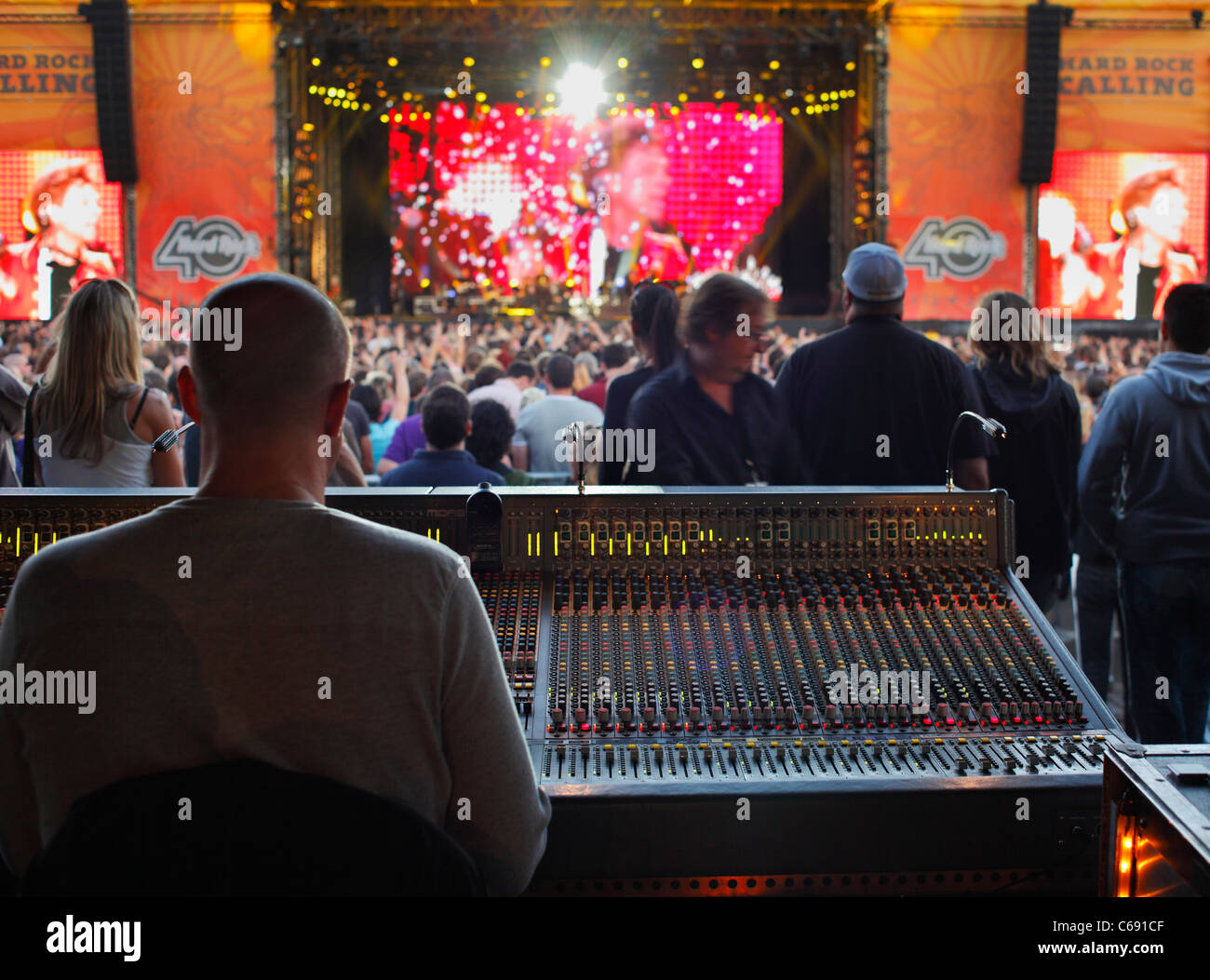 Mixer Audio David Eisenhauer a un Bon Jovi concerto rock. Foto Stock