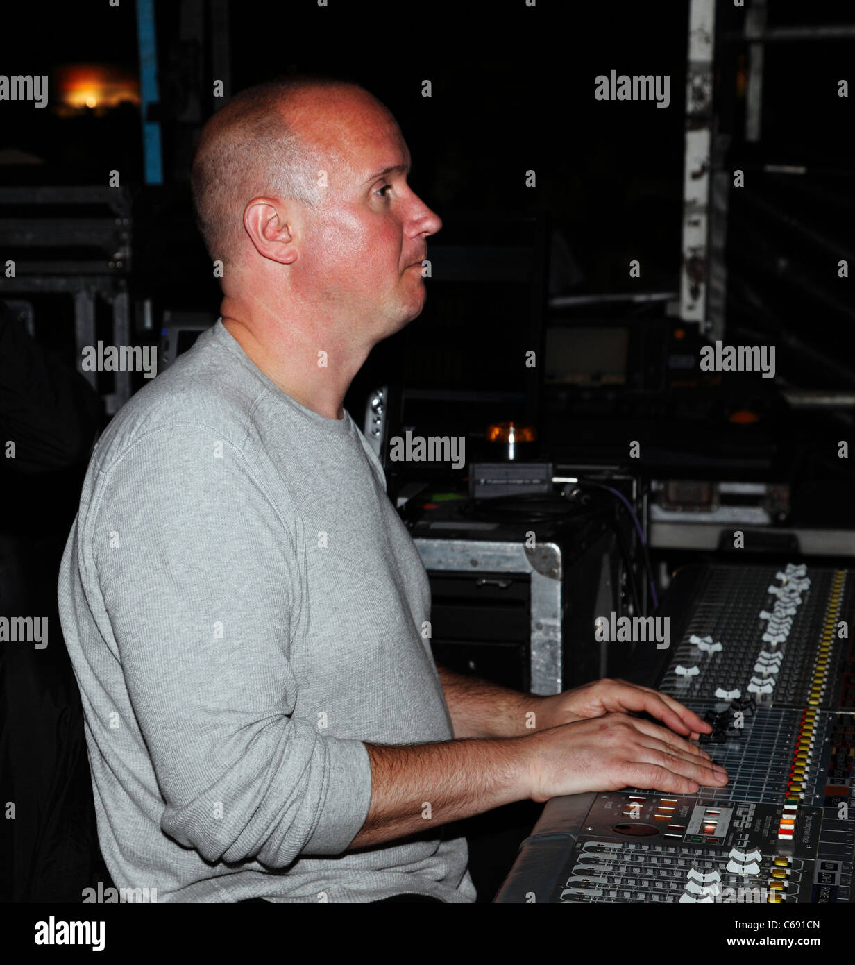 Mixer Audio David Eisenhauer a un Bon Jovi concerto rock. Foto Stock
