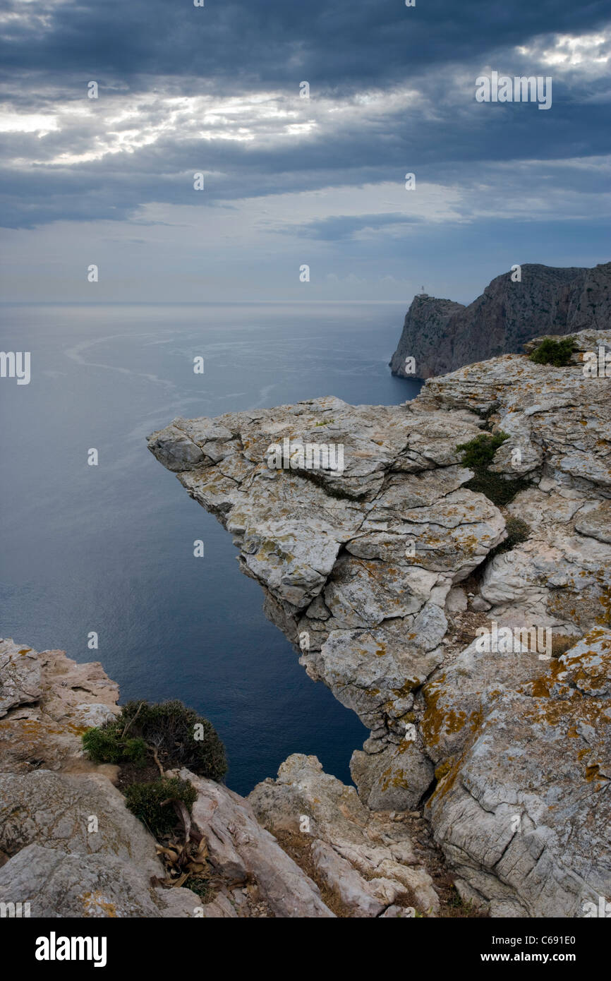 Cape de Formentor, Maiorca, con una spettacolare cloud appesa sopra il mare. Foto Stock