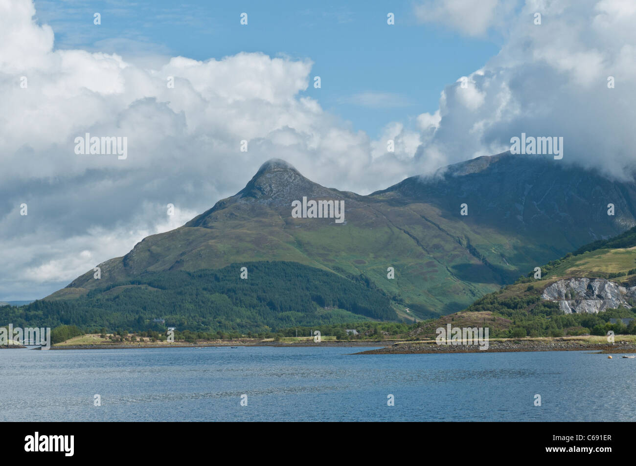 Loch Leven a Ballachulish guardando verso il Pap di Glencoe Sgorr Na Cirche Highland Scozia Scotland Foto Stock