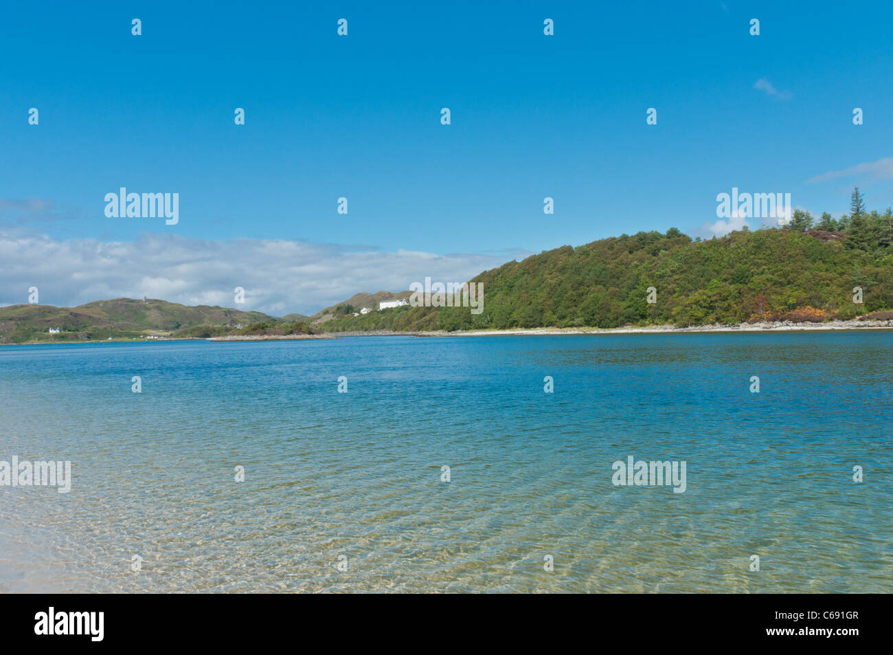 Il mare accanto alla spiaggia di sabbia bianca di Morar Morar Highland Scozia Scotland Foto Stock