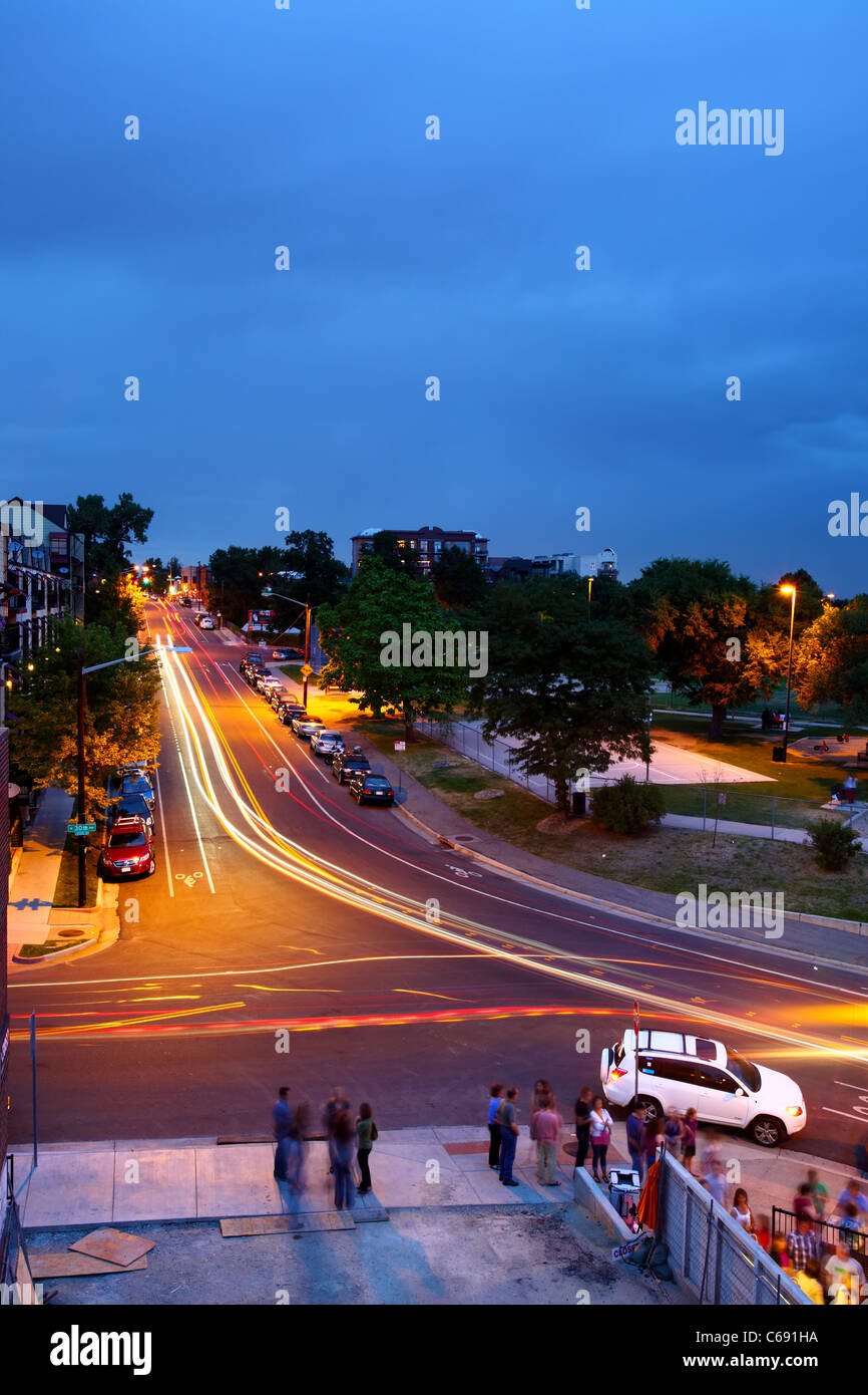 Denver, Colorado - vetture navigare trentesimo e Tejon Street in un'immagine con una lunga esposizione al Denver quartiere delle Highlands Foto Stock