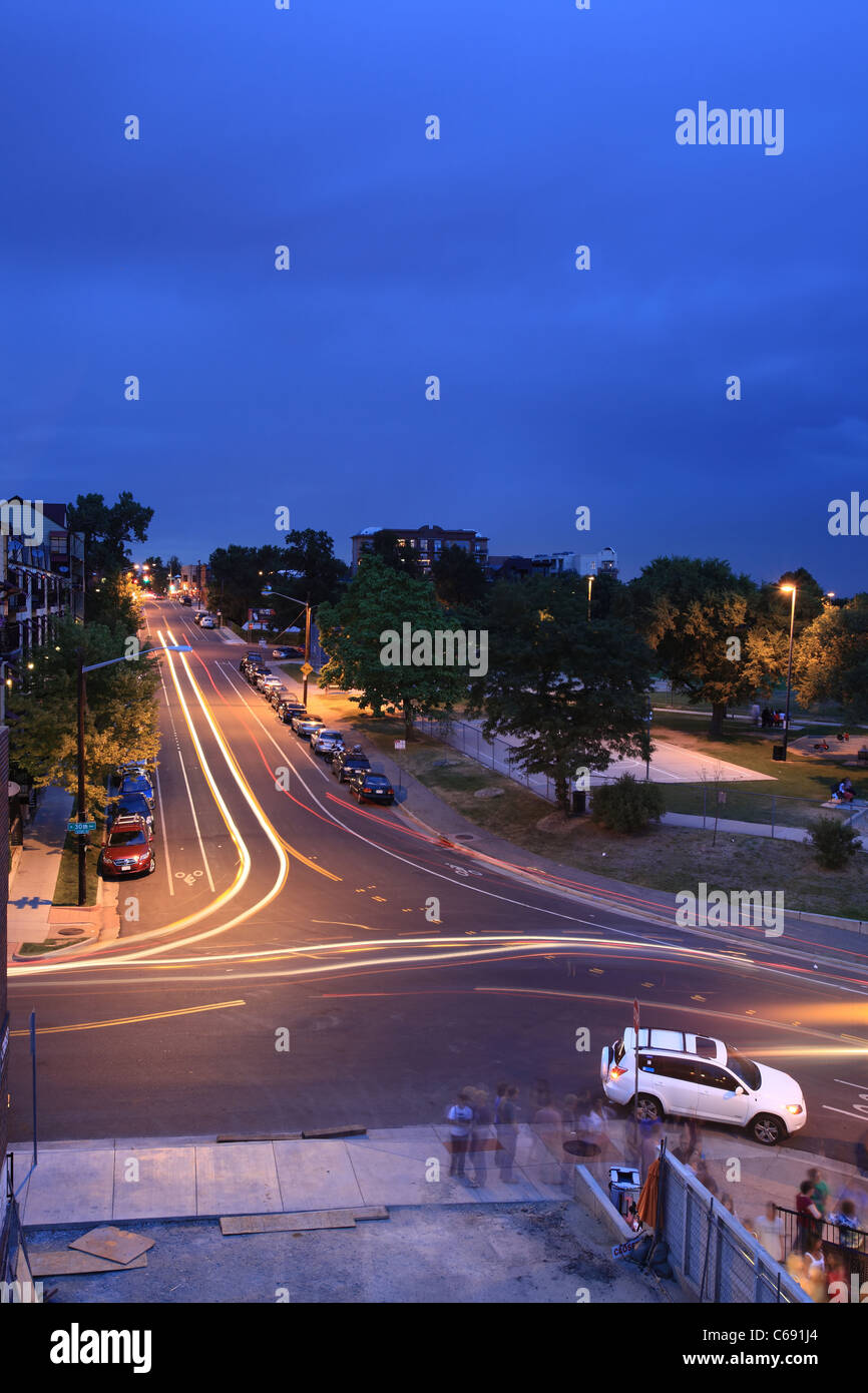 Denver, Colorado - vetture navigare trentesimo e Tejon Street in un'immagine con una lunga esposizione al Denver quartiere delle Highlands Foto Stock