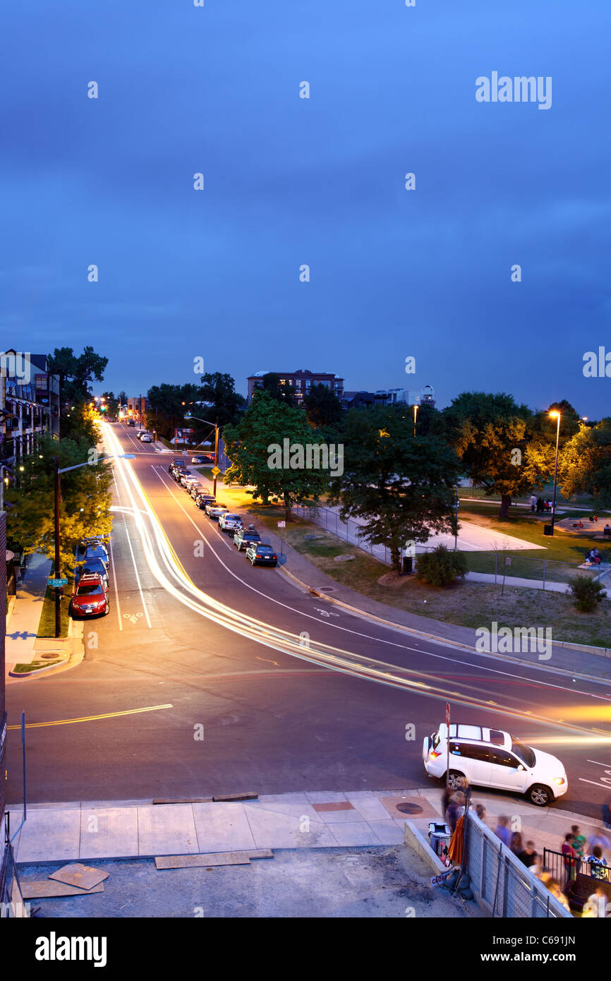 Denver, Colorado - vetture navigare trentesimo e Tejon Street in un'immagine con una lunga esposizione al Denver quartiere delle Highlands Foto Stock