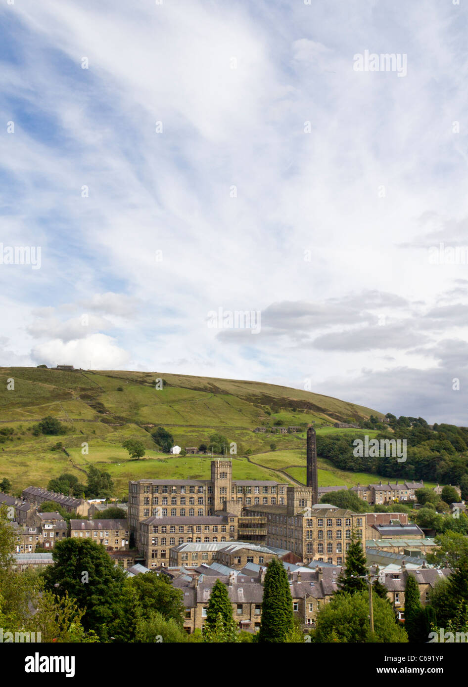 Vista di un mulino nella città di Marsden, Colne Valley, West Yorkshire, Inghilterra Foto Stock