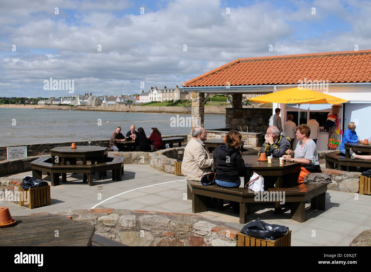 Cafe e i clienti si affacciano sul porto di Elie un scozzese resort costiero di Fife Scozia UK Foto Stock