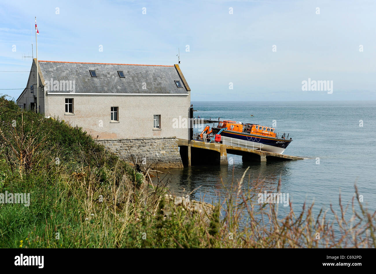 Moelfre house e la scialuppa di salvataggio. Anglesey, Galles del Nord. Foto Stock
