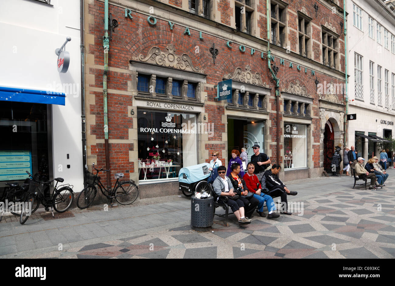 Il Royal Copenhagen negozio di porcellana sulla pedonale e la via commerciale Strøget a Copenaghen in un giorno di estate, Danimarca Foto Stock