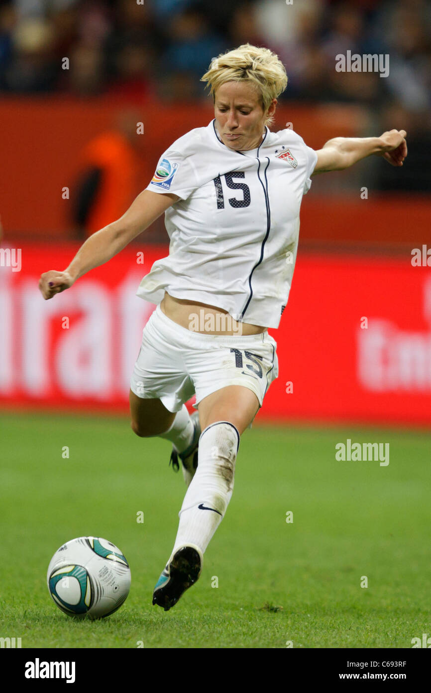 Megan Rapinoe degli Stati Uniti imposta a sparare la palla durante il FIFA Coppa del Mondo Donne finale contro il Giappone Luglio 17, 2011. Foto Stock