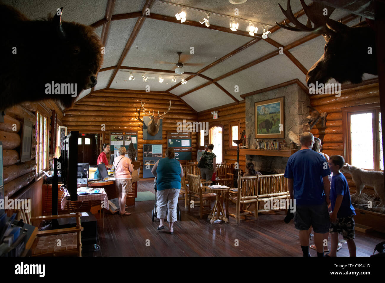 I turisti all'interno di equitazione mountain national park visitor center wasagaming Manitoba Canada Foto Stock