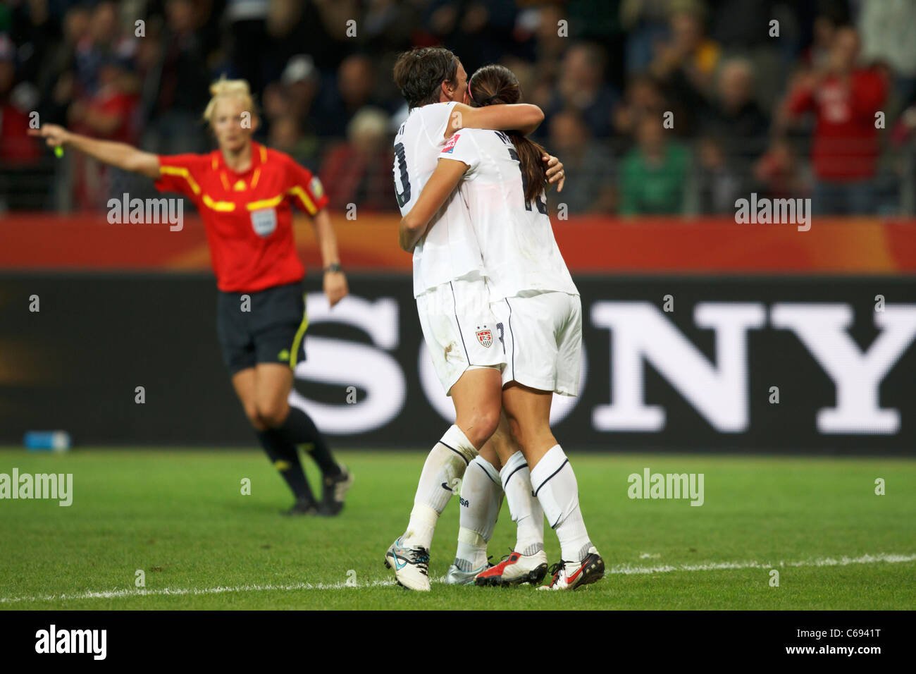 Abby Wambach (L) e Alex Morgan (R) degli Stati Uniti abbracciano dopo il gol di Morgan contro il Giappone durante la finale della Coppa del mondo femminile FIFA il 17 luglio 2011 allo stadio della Coppa del mondo femminile FIFA di Francoforte, Germania. Solo per uso editoriale. Uso commerciale vietato. Foto Stock
