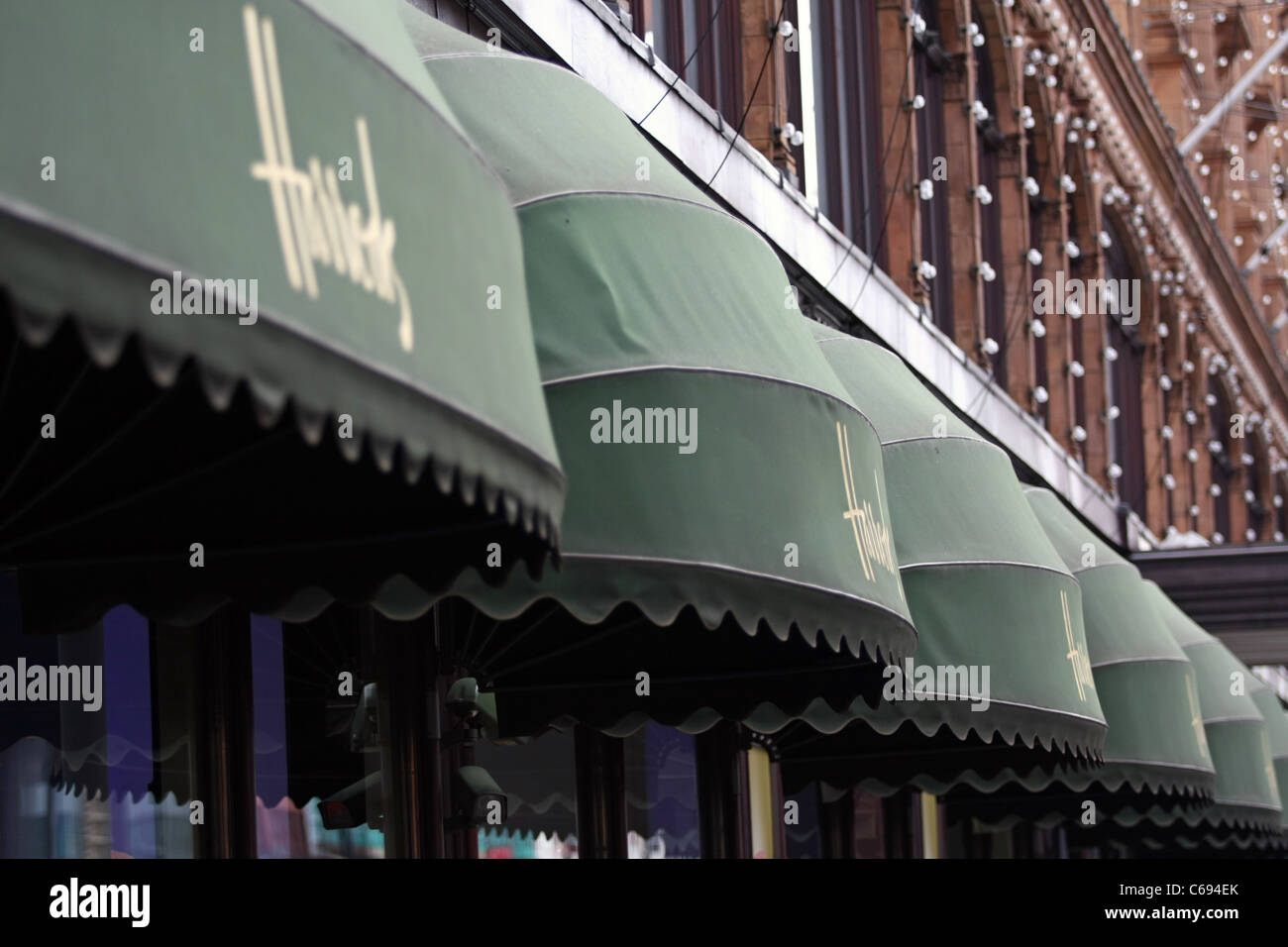 Le tende al di fuori di Harrods in Knightsbridge, Londra Foto Stock
