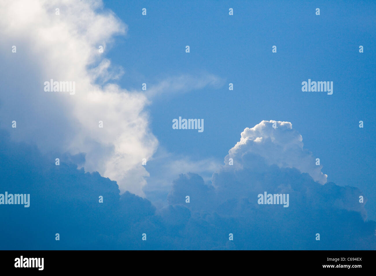 Blu luminoso cielo estivo con sviluppo di cumulus cloud Foto Stock