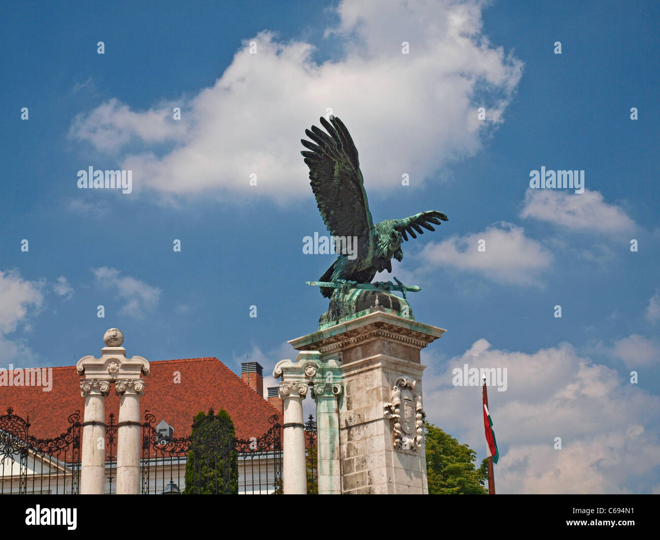 Statua di un'aquila che tiene una spada in cima il cancello del Palazzo Reale. La Collina del Castello, Budapest, Ungheria Foto Stock