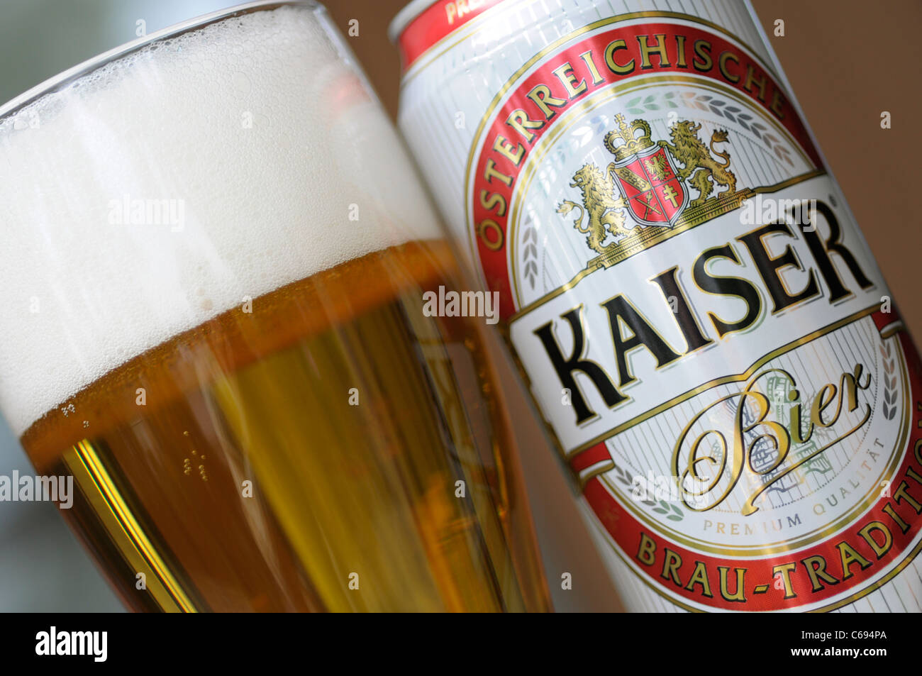 Birra e può, birra austriaca Foto Stock